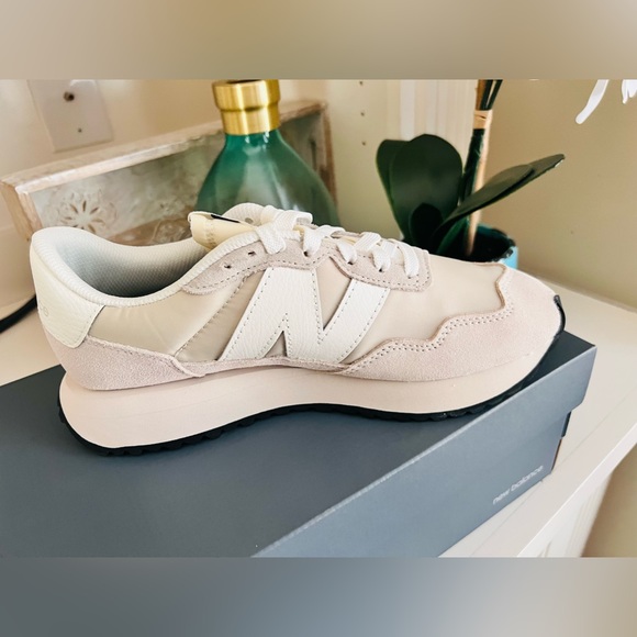 🎉LAST PIECE🎉NEW BALANCE Lifestyle Sneakers - Picture 3 of 5